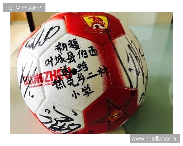 足球明星与小朋友亲密互动现场签名瞬间温馨回忆分享