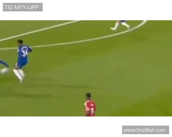 晚风轻拂梦中球场追逐足球明星的青春与热血故事