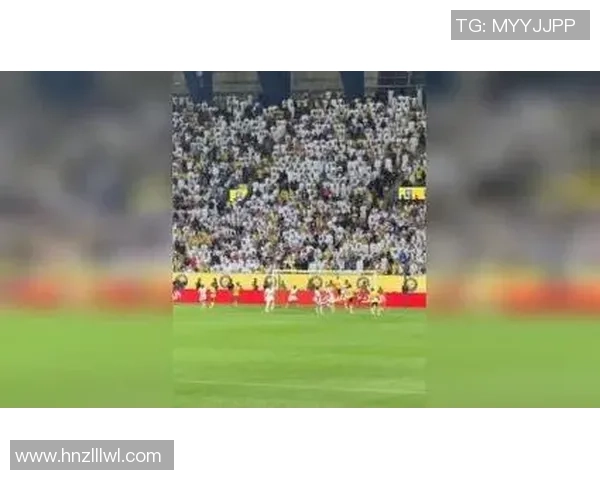 欧洲足球明星球迷热情追随偶像的背后故事与感人瞬间